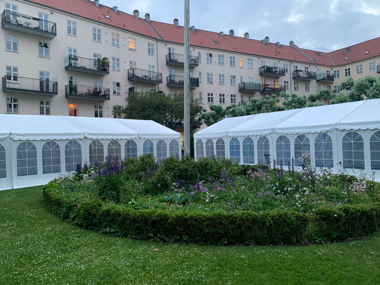 Professionelt festtelt, hvidt - 9x15m (135 kvm - ca. 100-130 gæster)