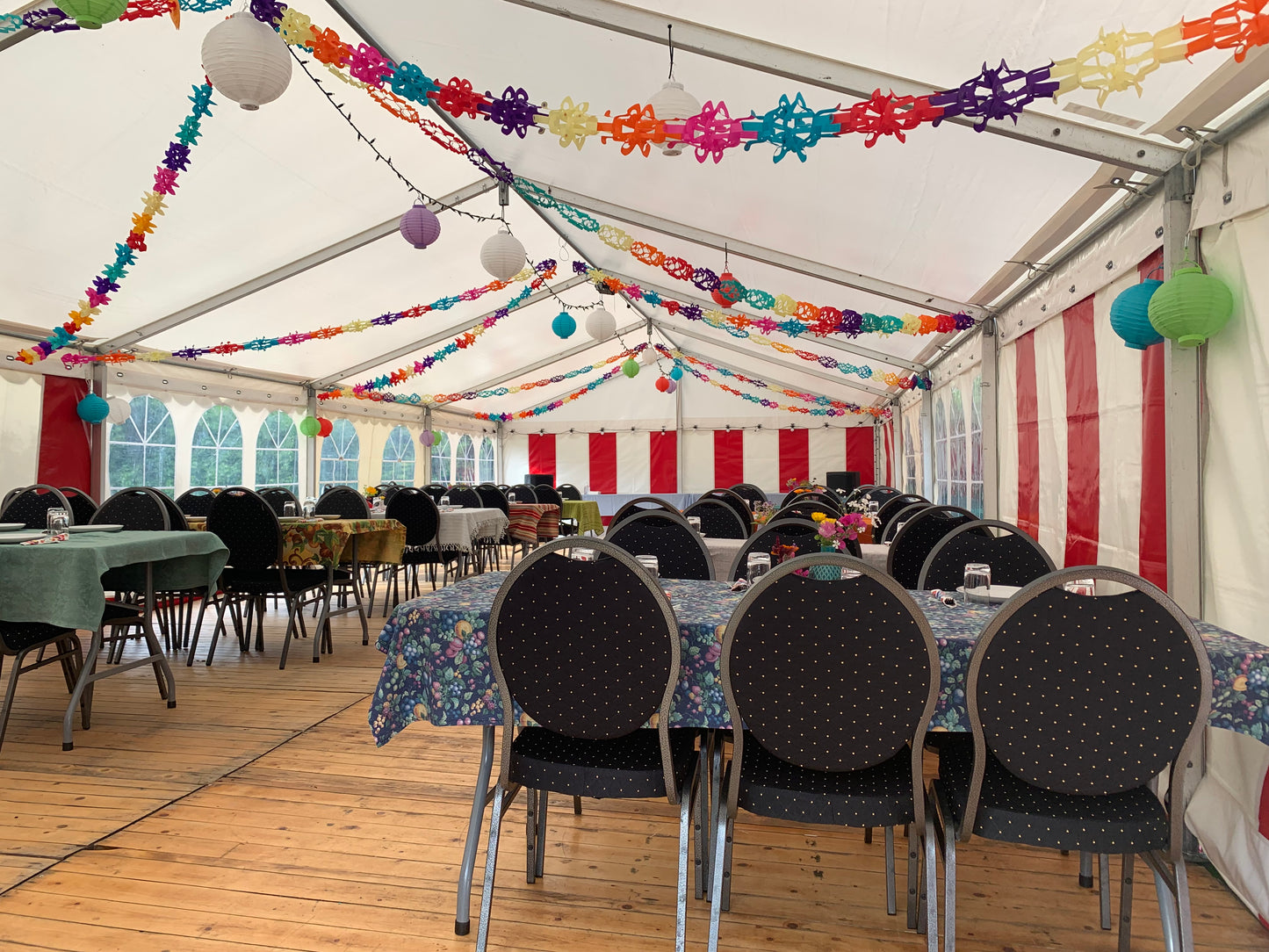 Professionelt festtelt, rødt/hvidt - 6x9m (54 kvm - ca. 35-50 gæster)