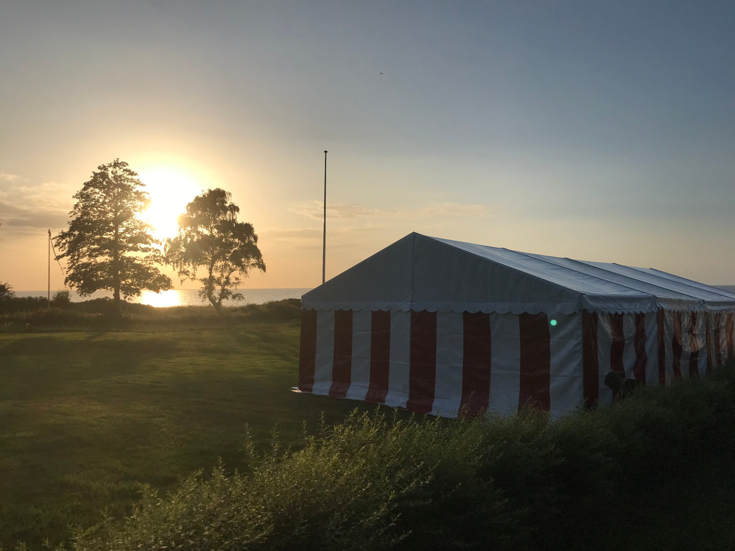 Professionelt festtelt, rødt/hvidt - 6x15m (90 kvm - ca. 70-90 gæster)