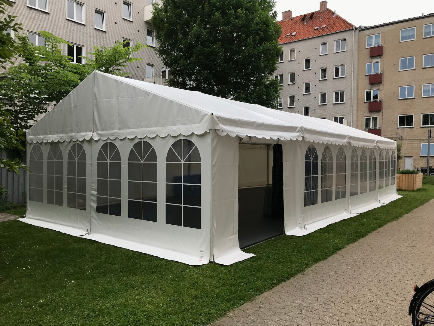 Professionelt festtelt, hvidt - 6x9m (54 kvm - ca. 35-50 gæster)