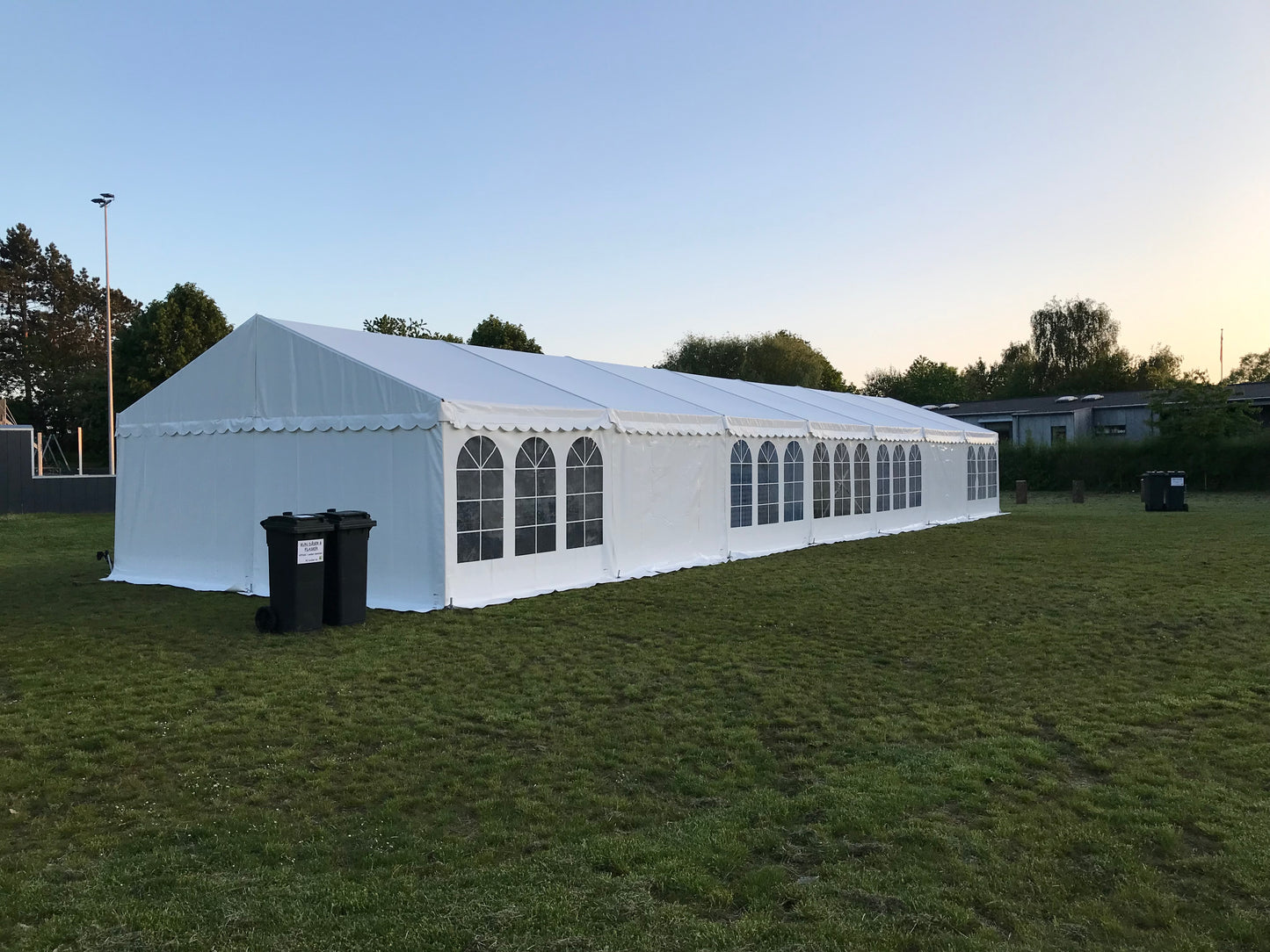 Professionelt festtelt, hvidt - 9x15m (135 kvm - ca. 100-130 gæster)