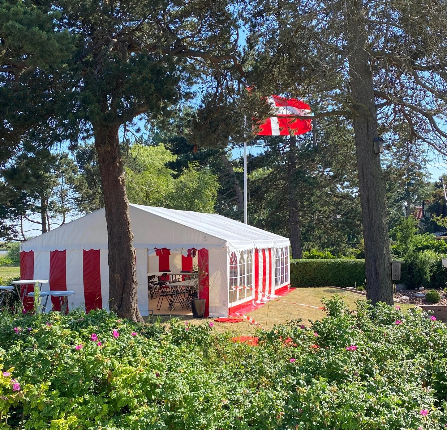 Professionelt festtelt, rødt/hvidt - 6x15m (90 kvm - ca. 70-90 gæster)